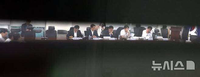 [서울=뉴시스] 조성봉 기자 = 이형일(왼쪽 세번째)기획재정부 1차관과 허영(오른쪽 네번째) 더불어민주당 정책수석부대표 등이 지난 7월29일 오전 서울 여의도 국회에서 열린 당정협의에서 배당소득 분리과세 등 세제개편 논의를 하고 있다. 2025.07.29. suncho21@newsis.com