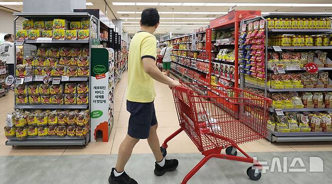 [서울=뉴시스] 김선웅 기자 = 8월 소비자물가 상승률 9개월 만에 최저치를 기록했다. 통계청 8월 소비자물가동향에 따르면 지난달 소비자물가지수는 116.45로 지난해 동월 대비 1.7% 상승해 작년 11월(1.5%) 이후 9개월 만에 가장 낮은 수준을 보였다. 석유류 가격이 낮은 수준을 유지하고 SK텔레콤이 통신요금을 큰 폭으로 할인한 영향이지만 농축수산물 가격은 작년 7월(5.5%) 이후 13개월 만에 가장 큰 폭으로 올랐다. 2일 서울 소재 유통매장에서 소비자들이 쇼핑을 하고 있다. 2025.09.02. mangusta@newsis.com