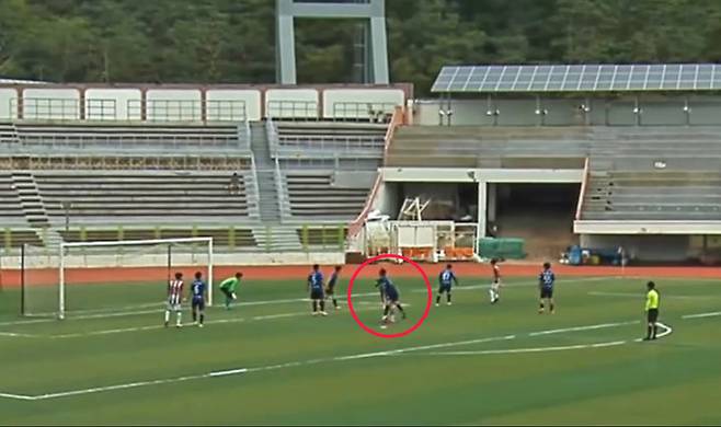 [서울=뉴시스] 지난 24일 서울 용산구 효창공원운동장에서 열린 서울시민리그에서 중랑구 축구 클럽 FC BK의 19번 선수가 강북구 축구 클럽 FC피디아 선수의 후두부를 가격하고 있다. (사진=유소년스포츠TV 캡처) *재판매 및 DB 금지