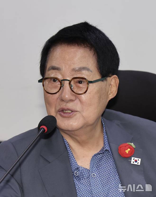 [서울=뉴시스] 김명년 기자 = 박지원 더불어민주당 의원이 10일 오전 서울 여의도 국회 의원회관에서 열린 '농산물 유통시장의 진단과 대응방안 모색 : 농업혁신포럼 전문가 초청 강연'에서 발언하고 있다  2025.07.10. kmn@newsis.com