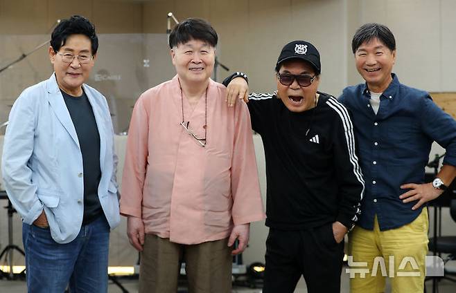 [서울=뉴시스] 김혜진 기자 = 쎄시봉 원년멤버 가수 윤형주(왼쪽부터), 송창식, 조영남, 김세환이 29일 오후 서울 마포구의 한 연습실에서 공연 연습에 앞서 포즈를 취하고 있다. 공연기획사 쇼플러스에 따르면 가수 송창식, 조영남, 윤형주, 김세환과 방송인 이상벽이 다음달 6일 성남을 시작으로 전국 순회공연 '쎄시봉, 더 라스트 콘서트(The Last Concert)'를 개최한다. 이번 콘서트는 '쎄시봉' 이름으로 진행하는 마지막 전국투어가 될 예정이다. 예정이다. 2025.08.29. jini@newsis.com