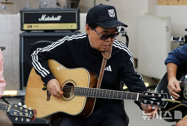 [서울=뉴시스] 김혜진 기자 = 쎄시봉 원년멤버 가수 조영남이 29일 오후 서울 마포구의 한 연습실에서 공연 연습을 하고 있다. 공연기획사 쇼플러스에 따르면 가수 송창식, 조영남, 윤형주, 김세환과 방송인 이상벽이 다음달 6일 성남을 시작으로 전국 순회공연 '쎄시봉, 더 라스트 콘서트(The Last Concert)'를 개최한다. 이번 콘서트는 '쎄시봉' 이름으로 진행하는 마지막 전국투어가 될 예정이다. 예정이다. 2025.08.29. jini@newsis.com