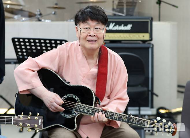 [서울=뉴시스] 김혜진 기자 = 쎄시봉 원년멤버 가수 송창식이 29일 오후 서울 마포구의 한 연습실에서 공연 연습을 하고 있다. 공연기획사 쇼플러스에 따르면 가수 송창식, 조영남, 윤형주, 김세환과 방송인 이상벽이 다음달 6일 성남을 시작으로 전국 순회공연 '쎄시봉, 더 라스트 콘서트(The Last Concert)'를 개최한다. 이번 콘서트는 '쎄시봉' 이름으로 진행하는 마지막 전국투어가 될 예정이다. 예정이다. 2025.08.29. jini@newsis.com