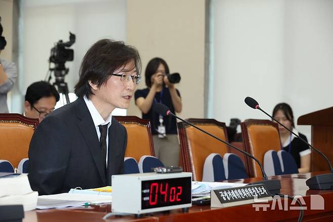 [서울=뉴시스] 고승민 기자 = 주병기 공정거래위원장 후보자가 5일 서울 여의도 국회에서 열린 정무위원회의 인사청문회에서 선서를 하고 있다. 2025.09.05. kkssmm99@newsis.com