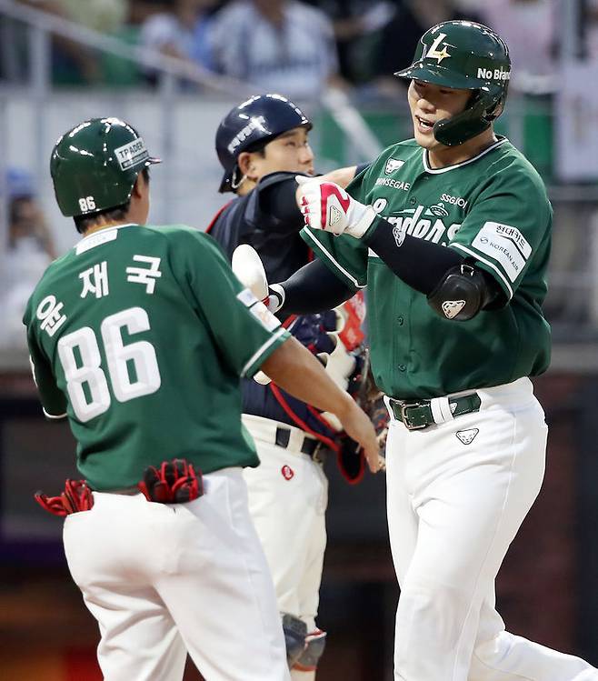 [서울=뉴시스] 프로야구 SSG 랜더스 류효승이 5일 인천 SSG랜더스필드에서 열린 2025 신한 쏠뱅크 KBO리그 롯데 라이언츠와의 경기에서 홈런을 친 뒤 기뻐하고 있다. (사진=SSG 랜더스 제공) 2025.09.05. *재판매 및 DB 금지