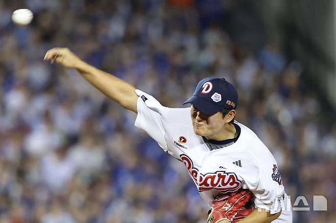 [서울=뉴시스] 권창회 기자 = 28일 서울 송파구 잠실야구장에서 열린 KBO리그 두산 베어스와 삼성라이온즈의 경기, 9회 초 두산 김택연이 역투하고 있다. 2025.08.28. kch0523@newsis.com