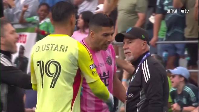 상대팀 스태프에게 침을 뱉는 루이스 수아레스 Apple TV 화면 캡처