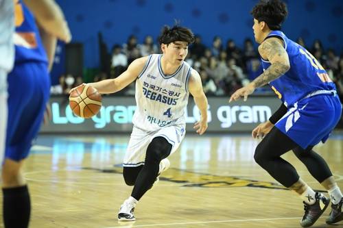 돌파 시도하는 김낙현 연합뉴스 자료사진