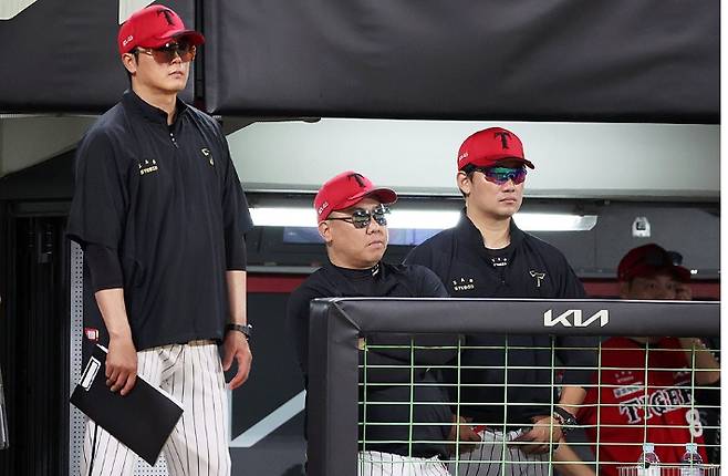 지난해 우승팀 KIA는 최근 4연패 등 극심한 난조로 8위까지 떨어져 가을 야구를 장담하기 어려운 상황이다. 사진은 이범호 감독(가운데) 등 코치진이 경기를 지켜보는 모습. 연합뉴스