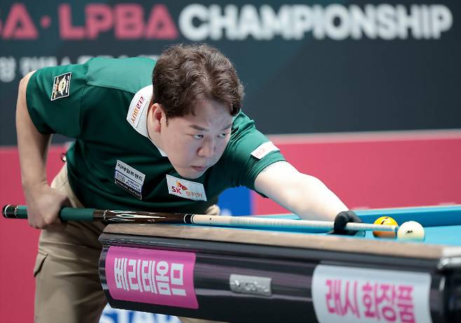 지난 시즌 PBA 남자부 대상을 차지한 강동궁. PBA