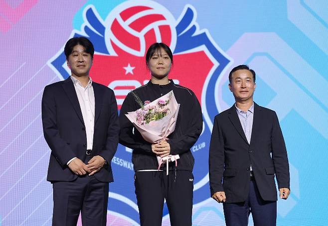 5일 서울 강서구 메이필드 호텔에서 열린 2025-2026 KOVO 여자 신인선수 드래프트에서 한국도로공사 김종민 감독(왼쪽부터)이 1라운드 1순위로 중앙여고 이지윤을 지명한 뒤 기념 촬영을 하고 있다. 연합뉴스