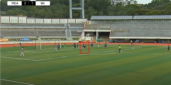 아마추어 축구 경기 도중 상대 선수 뒤통수를 가격하는 장면. 유튜브 채널 '유소년스포츠TV' 캡처