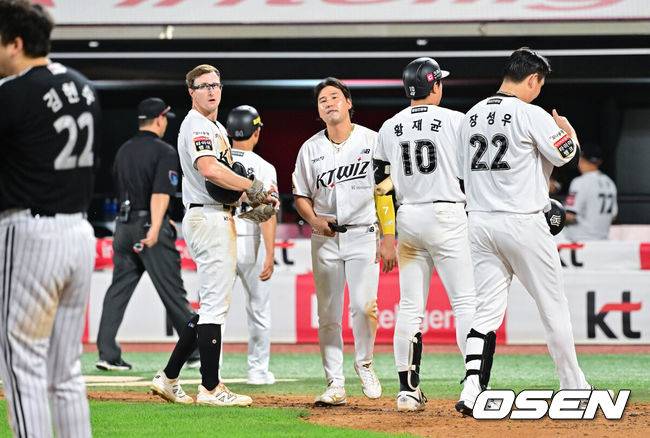 [OSEN=수원, 박준형 기자]  프로야구 LG 트윈스가 KT 위즈에 극적인 역전승을 거뒀다.  LG는 4일 수원 KT위즈파크에서 열린 2025 KBO리그 KT와 경기에서 10-8 역전승으로 2연승을 이어갔다. 1위를 달리고 있는 LG는 2위 한화 이글스와 승차를 5.5경기로 벌렸다. 우승 매직넘버를 '13'으로 줄였다.  경기종료 후 KT 선수들이 아쉬워하고 있다.   2025.09.04 / soul1014@osen.co.kr