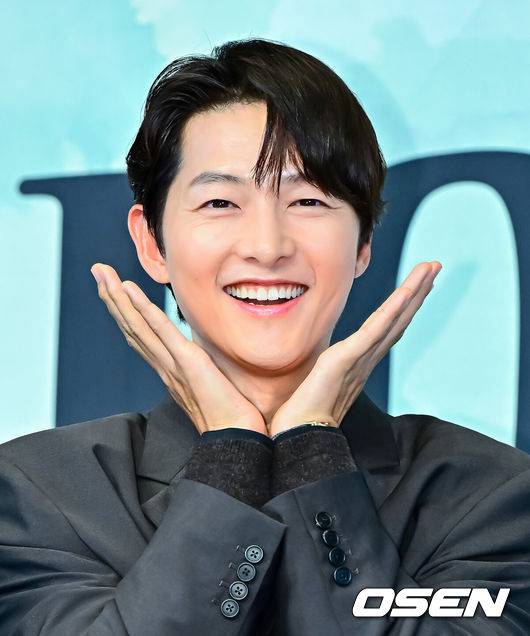 [OSEN=지형준 기자] 4일 오후 서울 구로구 신도림동 더링크서울 호텔에서 JTBC 새 금요시리즈 ‘마이 유스’ 제작발표회가 열렸다.오는 5일 첫 방송되는 ‘마이 유스’(극본 박시현, 연출 이상엽·고혜진)는 남들보다 늦게 평범한 삶을 시작한 선우해(송중기 분)와 뜻하지 않게 첫사랑의 평온을 깨뜨려야 하는 성제연(천우희 분)의 감성 로맨스를 그린다.배우 송중기가 포토타임을 하고 있다. 2025.09.04 /jpnews@osen.co.kr