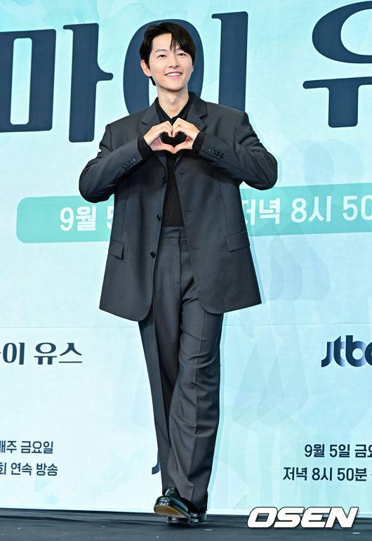 [OSEN=지형준 기자] 4일 오후 서울 구로구 신도림동 더링크서울 호텔에서 JTBC&nbsp;새 금요시리즈&nbsp;‘마이 유스’ 제작발표회가 열렸다.오는&nbsp;5일&nbsp;첫 방송되는&nbsp;‘마이 유스’(극본 박시현,&nbsp;연출 이상엽·고혜진)는 남들보다 늦게 평범한 삶을 시작한 선우해(송중기 분)와 뜻하지 않게 첫사랑의 평온을 깨뜨려야 하는 성제연(천우희 분)의 감성 로맨스를 그린다.배우 송중기가 포토타임을 하고 있다. 2025.09.04 /jpnews@osen.co.kr