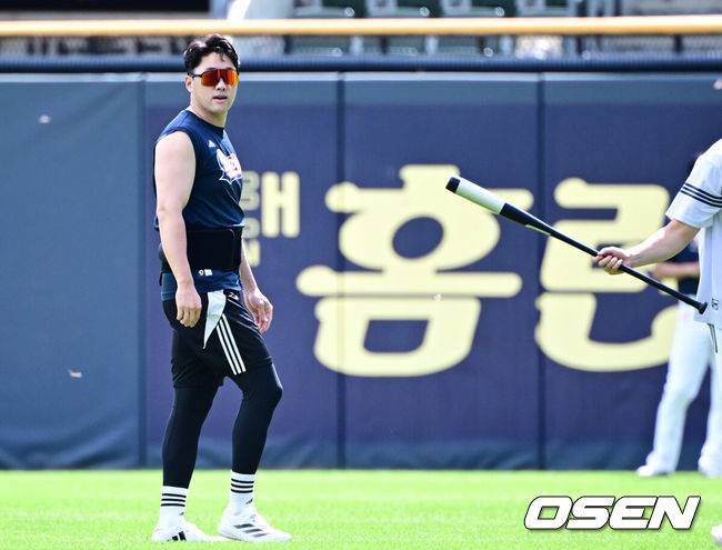 [OSEN=잠실, 조은정 기자]22일 오후 서울 잠실야구장에서 2025 신한 SOL Bank KBO리그 두산 베어스와 한화 이글스의 경기가 열린다.이날 두산은 잭로그, 한화는 문동주를 선발로 내세웠다.두산 양석환이 훈련을 하고 있다. 2025.07.22 /cej@osen.co.kr