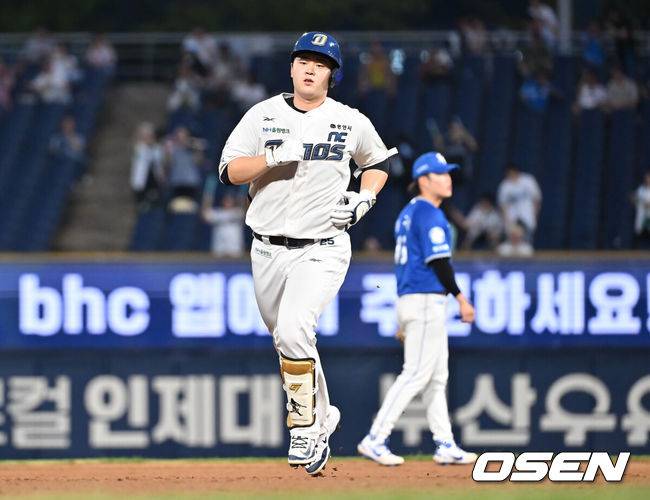 [OSEN=창원, 이석우 기자] 21일 창원NC파크에서 2025 신한 SOL 뱅크 KBO 리그 NC 다이노스와 삼성 라이온즈의 경기가 열렸다. 홈팀 NC는 로건이, 방문팀 삼성은 가라비토가 선발 출전했다. NC 다이노스 김형준이 3회말 중월 솔로 홈런을 치고 그라운드를 돌고 있다. 2025.08.21 / foto0307@osen.co.kr