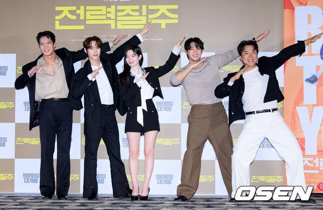 [OSEN=이대선 기자] 5일 서울 송파구 롯데시네마 월드타워점에서 영화 '전력질주' 언론시사회가 열렸다.영화 ‘전력질주’(감독 이승훈)는 현재를 달리는 남자와 미래를 달리는 남자, 시간을 달리는 그들의 완벽한 엔딩을 위한 전력질주를 그린 러닝드라마로 오는 9월 10일 롯데시네마에서 단독 개봉한다.배우 하석진, 윤서빈, 트와이스 다현, 이신영, 이순원이 포토타임을 가지고 있다. 2025.09.05 /sunday@osen.co.kr