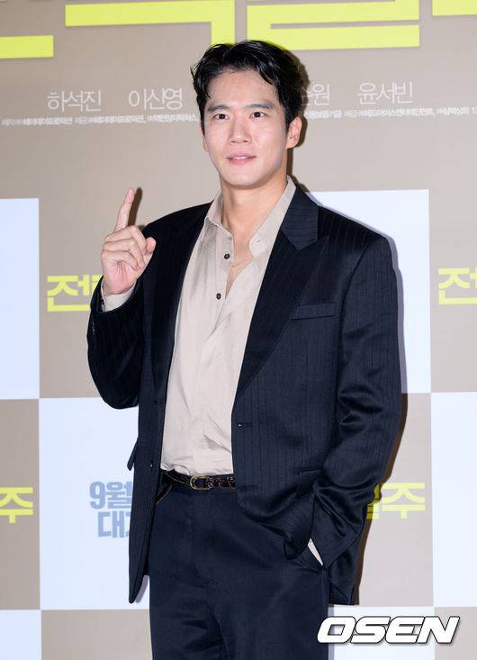 [OSEN=이대선 기자] 5일 서울 송파구 롯데시네마 월드타워점에서 영화 '전력질주' 언론시사회가 열렸다.영화 ‘전력질주’(감독 이승훈)는 현재를 달리는 남자와 미래를 달리는 남자, 시간을 달리는 그들의 완벽한 엔딩을 위한 전력질주를 그린 러닝드라마로 오는 9월 10일 롯데시네마에서 단독 개봉한다.배우 하석진이 포토타임을 가지고 있다. 2025.09.05 /sunday@osen.co.kr