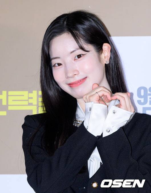 [OSEN=이대선 기자] 5일 서울 송파구 롯데시네마 월드타워점에서 영화 '전력질주' 언론시사회가 열렸다.영화 ‘전력질주’(감독 이승훈)는 현재를 달리는 남자와 미래를 달리는 남자, 시간을 달리는 그들의 완벽한 엔딩을 위한 전력질주를 그린 러닝드라마로 오는 9월 10일 롯데시네마에서 단독 개봉한다.트와이스 다현이 포토타임을 가지고 있다. 2025.09.05 /sunday@osen.co.kr