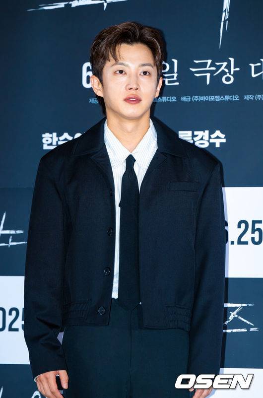 [OSEN=박준형 기자] 16일 서울 코엑스 메가박스에서 영화 ‘노이즈’ 언론시사회가 진행됐다.영화 ‘노이즈’는 층간소음으로 매일 시끄러운 아파트 단지에서 실종된 여동생을 찾아 나선 주영(이선빈 분)이 미스터리한 사건과 맞닥뜨리며 겪는 일을 그린다.배우 김민석이 포즈를 취하고 있다.  2025.06.16  / soul1014@osen.co.kr