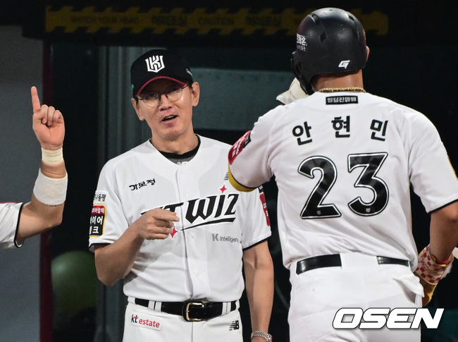 이강철 감독이 홈런을 때린 안현민을 반기고 있다./OSEN DB