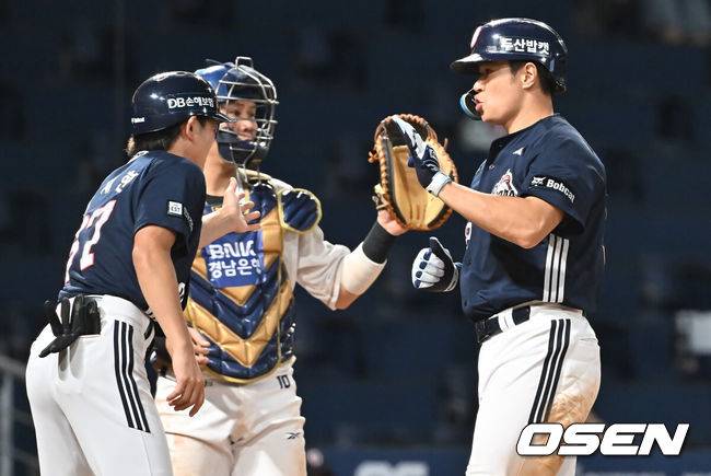 [OSEN=창원, 이석우 기자] 5일 창원NC파크에서 2025 신한 SOL 뱅크 KBO 리그 NC 다이노스와 두산 베어스의 경기가 열렸다. 홈팀 NC는 로건이, 방문팀 두산은 잭로그가 선발 출전했다. 두산 베어스 김재환이 연장 10회초 1사 3루 우월 2점 홈런을 치고 하이파이브를 하고 있다. 2025.09.05 / foto0307@osen.co.kr