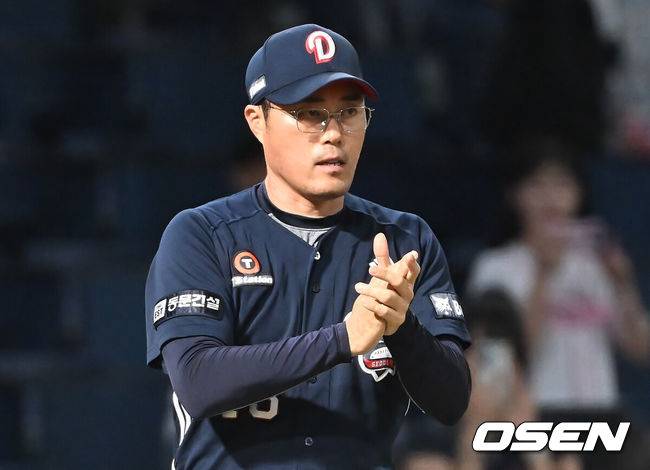 [OSEN=창원, 이석우 기자] 5일 창원NC파크에서 2025 신한 SOL 뱅크 KBO 리그 NC 다이노스와 두산 베어스의 경기가 열렸다. 홈팀 NC는 로건이, 방문팀 두산은 잭로그가 선발 출전했다. 두산 베어스 조성환 감독 대행이 연장 10회말 9-3으로 승리 후 기쁨을 나누고 있다. 2025.09.05 / foto0307@osen.co.kr