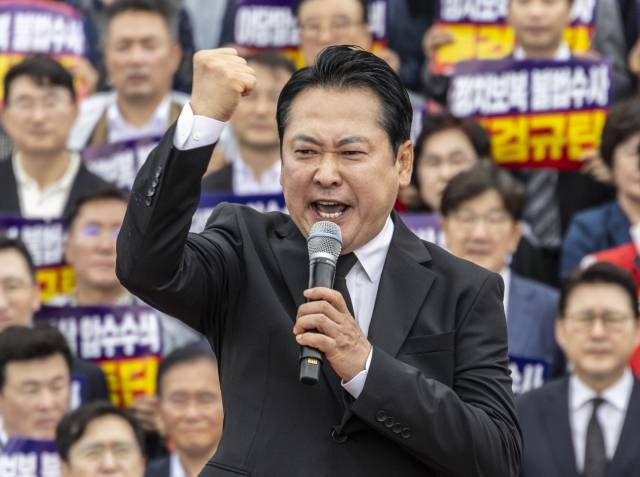 ▲국민의힘 장동혁 대표가 4일 국회 본청 계단에서 열린 야당말살 정치탄압 특검수사 규탄대회에서 강력한 대 여당, 대 정부 투쟁을 선언하는 규탄 연설을 하고 있다. ⓒ연합뉴스