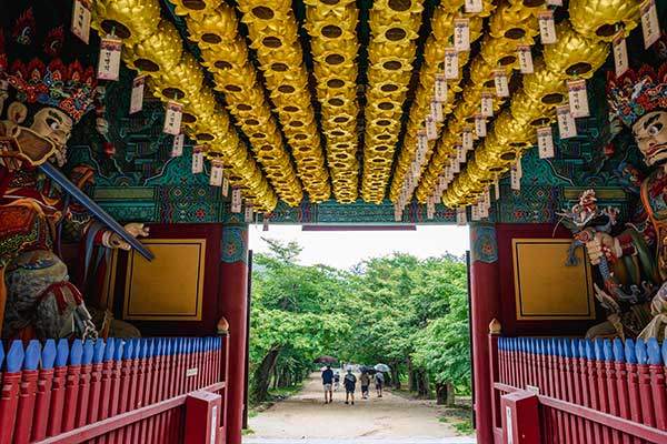 전나무숲길에서 이어지는 천왕문.&nbsp;