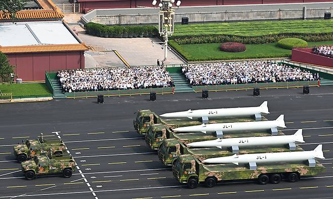 중국의 공중 발사 핵미사일 JL-1이 지난 3일 베이징 텐안먼 광장에서 열린 제2차 세계대전 승전 80주년 열병식에서 행진을 하고 있다. 신화·연합뉴스