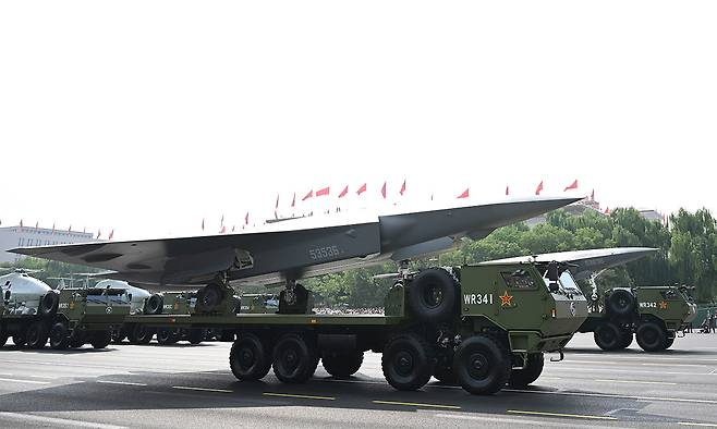 중국의 신형 무인전투기들이&nbsp;지난 3일 베이징 텐안먼 광장에서 열린&nbsp;제2차 세계대전 승전 80주년 열병식에서 행진을 하고 있다. 신화·연합뉴스