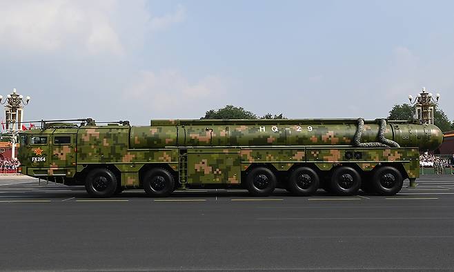 중국의 HQ-29 지대공미사일이&nbsp;지난 3일 베이징 텐안먼 광장에서 열린&nbsp;제2차 세계대전 승전 80주년 열병식에서 행진을 하고 있다. 신화·연합뉴스