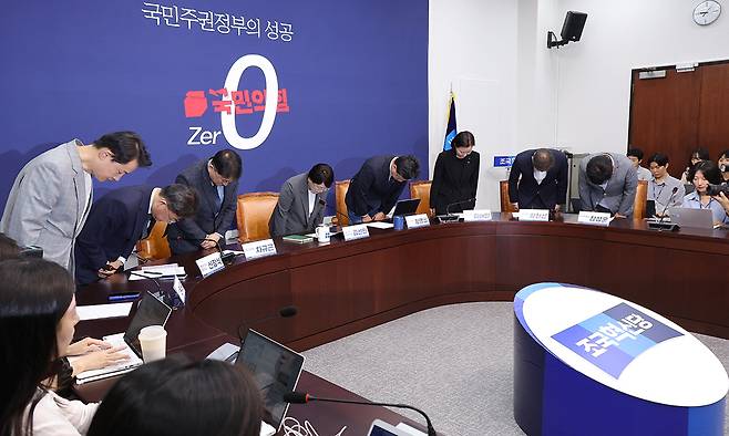 조국혁신당 김선민 당 대표 권한대행을 비롯한 소속 의원들이 5일 국회에서 열린 현안 관련 기자간담회에서 당내 성비위 사건과 관련해 고개숙여 사과하고 있다. 연합뉴스
