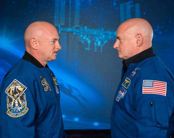미국항공우주국(NASA) 우주비행사 출신 스콧 켈리(오른쪽)와 지구에 있었던 일란성 쌍둥이 형제 마크 켈리를 대상으로 한 연구는 우주와 노화 연구에 중요한 전기를 마련했다. 스콧 형제 연구와 이번 연구에 따르면 우주여행은 신체 노화를 가속하는 것으로 확인됐다.  미국항공우주국(NASA) 제공