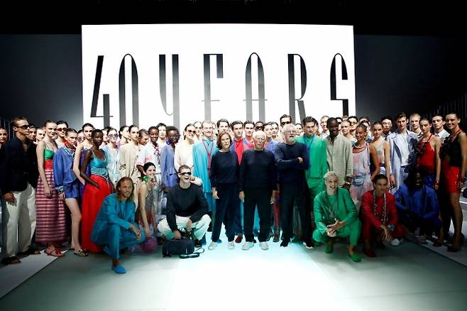 2021년 9월 이탈리아 밀라노 패션위크에서 엠포리오 아르마니 2022년 봄·여름 컬렉션을 선보인 뒤 조카 실바나 아르마니(오른쪽), 오랜 동료 판탈레오 델오르코(왼쪽)와 함께 무대에 선 조르지오 아르마니. 로이터 연합뉴스