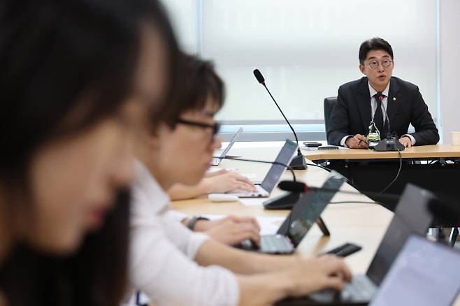 더불어민주당 언론개혁특별위원회 기자설명회 - 더불어민주당 국민주권언론개혁특별위원회 간사인 노종면(오른쪽) 의원이 5일 국회의원회관에서 열린 언론중재법 개정 관련 주요 논의 내용 설명 기자설명회에서 발언하고 있다. 2025.9.5