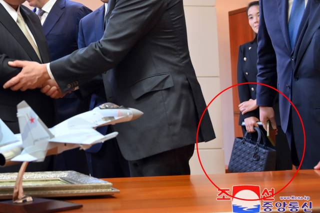 2023년 김여정 노동당 부부장이 러시아 비행기 공장 방문 당시 디올 가방을 들고 있는 모습.연합뉴스
