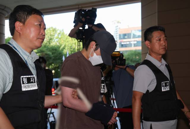 긴급체포 후 영장심사 받는 초등생 유괴 미수범. 연합뉴스