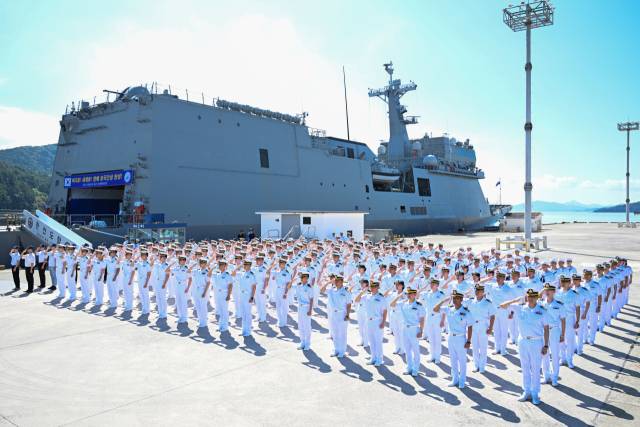 경남 창원시 진해구 진해군항에서 ‘2025 순항훈련전단 환송식’이 거행되고 있다. 사진 제공=해군