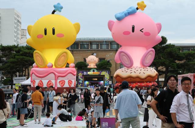 대전0시축제가 개막한 지난달 8일 오후 꿈돌이, 꿈순이 대형 조형물이 설치돼 있다. 뉴스1