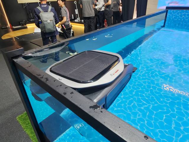 4일(현지시간) 유럽 최대 가전박람회 IFA 2025가 열리는 메세 베를린 내 드리미 부스에 수영장 청소 로봇이 전시돼 있다. 노우리 기자