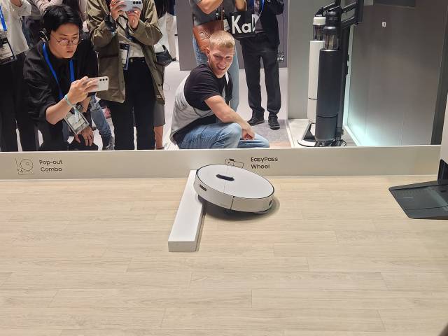 삼성전자가 유럽 최대 가전 전시회 ‘IFA 2025’를 통해 선보인 신형 로봇청소기가 장애물을 넘고 있다.베를린=노우리 기자