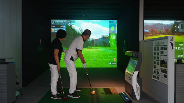 서울 성북구에 들어선 성북정릉스크린파크골프장을 찾은 부부가 스크린 파크골프를 즐기고 있다. 문예빈 기자