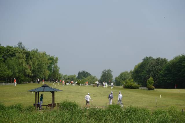 서울 마포구 월드컵공원파크골프장에서 동호인들이 경기를 즐기고 있다. 박창규 기자