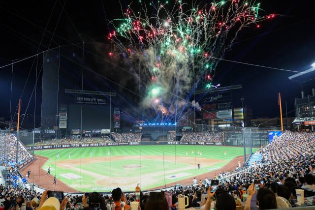 지난달 29일 대전 한화생명 볼파크에서 열린 프로야구 '2025 신한 SOL뱅크 KBO 리그' 삼성 라이온즈와 한화 이글스의 경기에서 100만 관중 달성 기념 불꽃놀이가 펼쳐지고 있다. 뉴스1