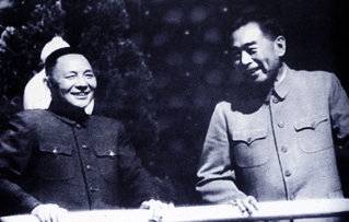 정치적 동료였던 덩샤오핑과 저우런라이. 저우는 1949년 10월부터 1976년 1월 사망할 때까지 중국의 국무원 총리로 재임했고, 덩샤오핑은 1978년부터 1992년 은퇴할 때까지 중국의 최고지도자였다. Gettyimage