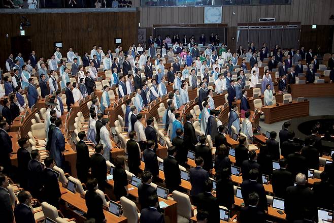 9월1일 2025년 정기 국회 개회식에 더불어민주당 의원들은 우원식 국회의장의 요구로 한복을 입고 등원했고 국민의힘 의원들은 상복을 입고 등원했다. ⓒ시사저널 이종현