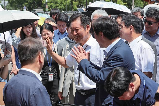 정청래 더불어민주당 대표가 8월20일 경북 경주시 황리단길을 찾아 시민들에게 인사하고 있다. ⓒ연합뉴스