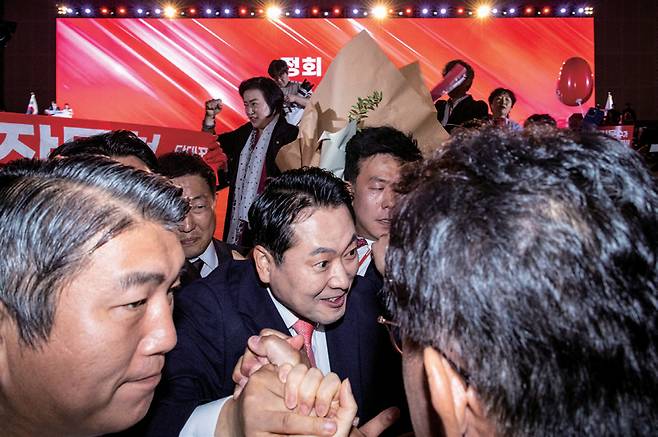 국민의힘 당대표 결선투표 진출 당시 장동혁 후보(현 대표)가 8월22일 충북 청주시 오스코에서 열린 제6차 전당대회에서 단상에서 내려와 지지자들과 인사하고 있다. ⓒ연합뉴스